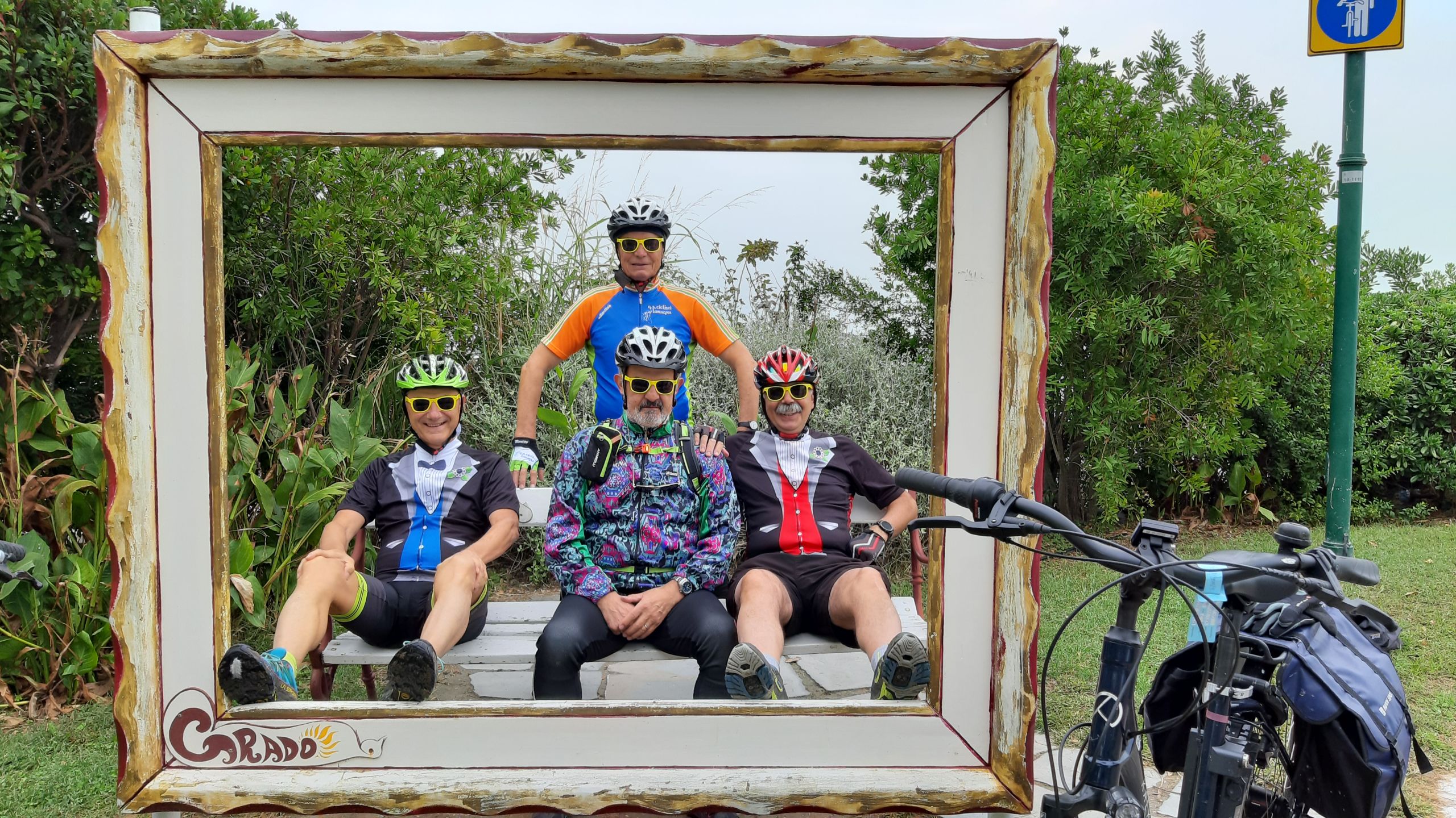 Ciclisti in posa per una foto all'interno di una cornice lungo una pista ciclabile in Carinzia, Austria.